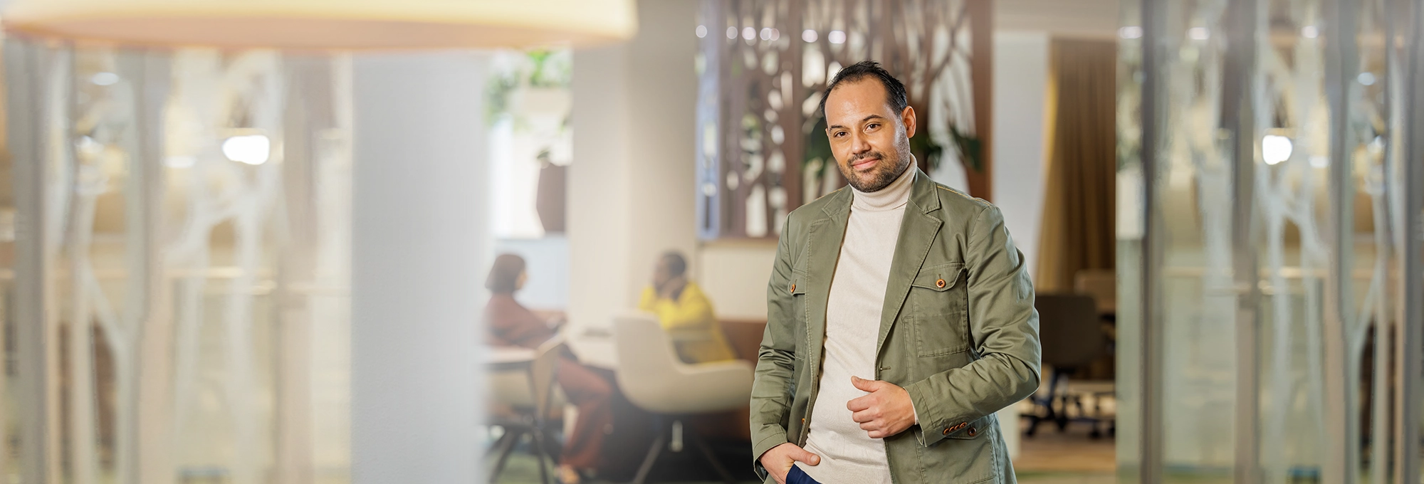 Decoratieve foto van een mannelijke collega van de Regionale Belasting groep, welke direct in de camera kijkt.